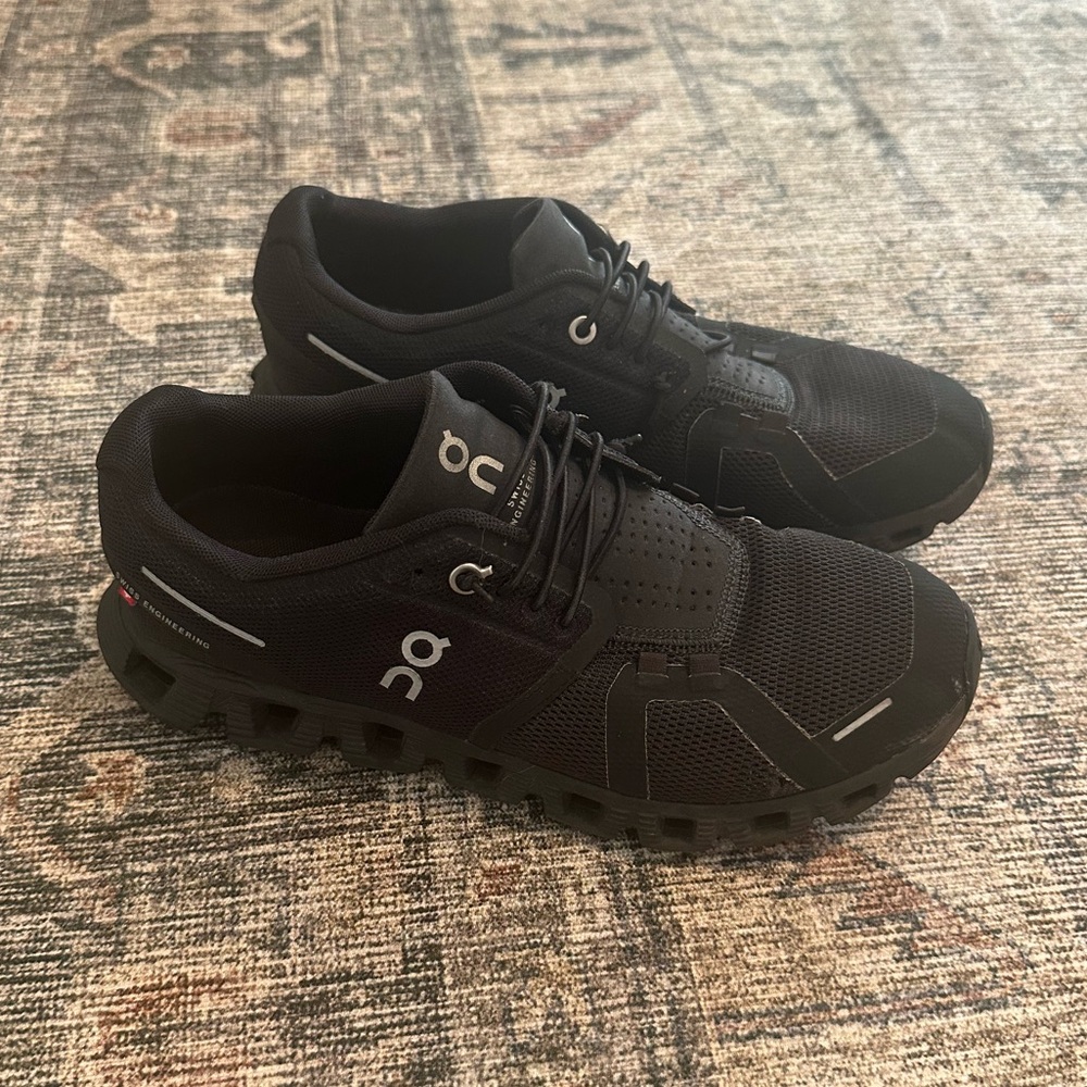 On cloud 5 cloud woman’s all black water proof shoes